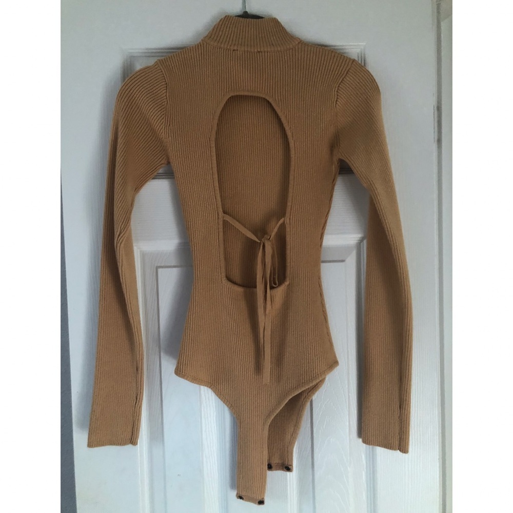 NWOT Lulus Long Sleeve Ribbed Bodysuit w Cut-Out Open Back, Thong, Size Small